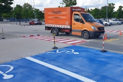 Mozgássérült parkoló zebrával