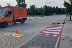 Taxiállomás, gyalogátkelóhely megkülőnböztető festéssel