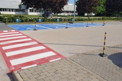 Parkoló, gyalogátkelóhely megkülőnböztető festéssel