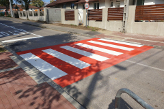 Gyalogátkelőhely oldószeres festése fényvisszaverő gyönggyel Diósdon