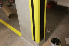 Munkavédelmi festés, mélygarázs oszlop, jólláthatósági festés